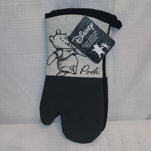 Disney Winnie the Pooh Bear Oversized Heat Resistant Oven Mitts - 2-pack - NWT